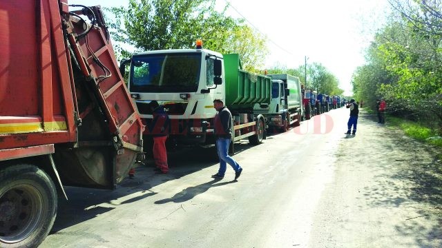 Maşinile de gunoi au stat şi vineri la coadă pentru a descărca gunoiul adunat din Craiova, încă de miercuri sau joi, la depozitul de la Mofleni (Marian Apipie)