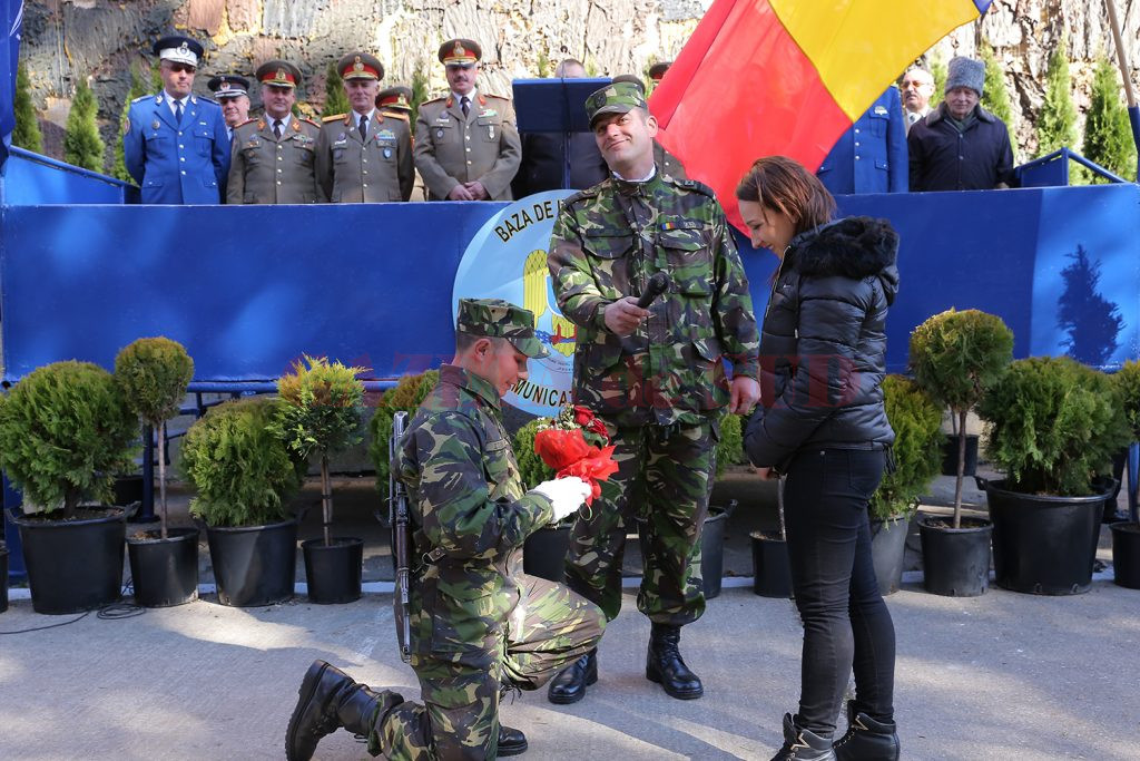Unul dintre soldaţi şi-a cerut iubita de soţie în timpul ceremoniei (Foto: Lucian Anghel)