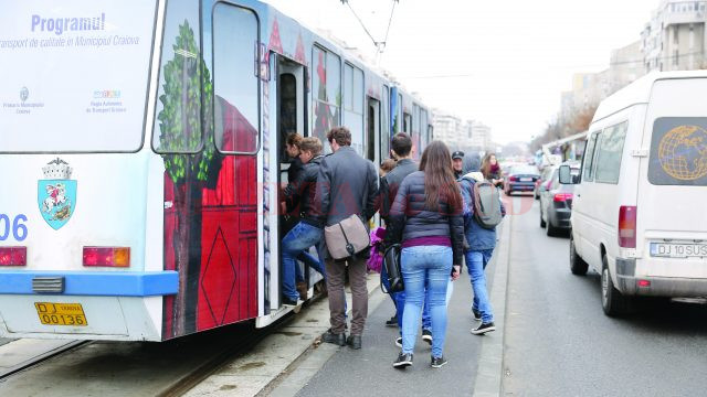 Primăria Craiova tergiversează lățirea peroanelor de tramvai, în detrimentul călătorilor care se înghesuie pe refugiile proiectate și construite greșit (FOTO: Claudiu Tudor)