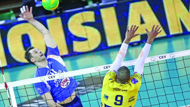 În meciul tur, Laurențiu Lică (stânga) și colegii săi au dat o replică bună lui Ngapeth (dreapta) și celorlalte vedete de la Modena (Foto: modenavolley.it)