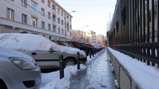 Parcările cu plată de pe Strada Romul (până unde se termină gardul primăriei) (Foto: Bogdan Grosu)