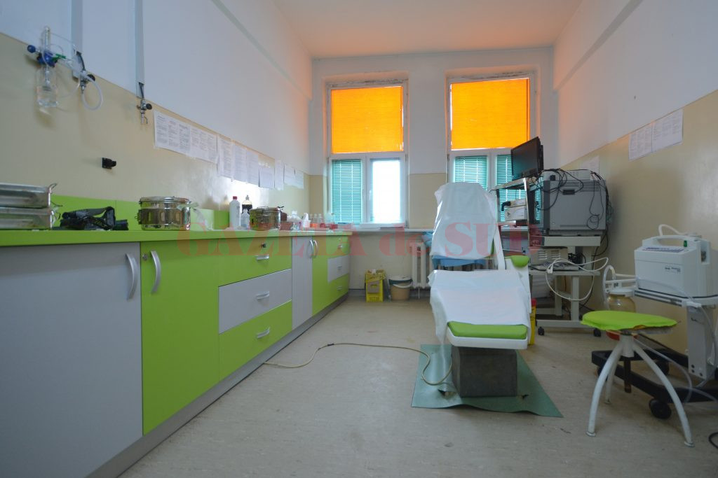 Sala de intervenții minim invazive a fost dotată cu mobilier primit tot prin sponsorizare, inclusiv scaunul este primit prin donație de la un medic stomatolog (Foto: Bogdan Grosu)