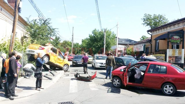 Foarte multe tamponări violente au loc în intersecţia străzilor Dezrobirii, Horia şi Buciumului