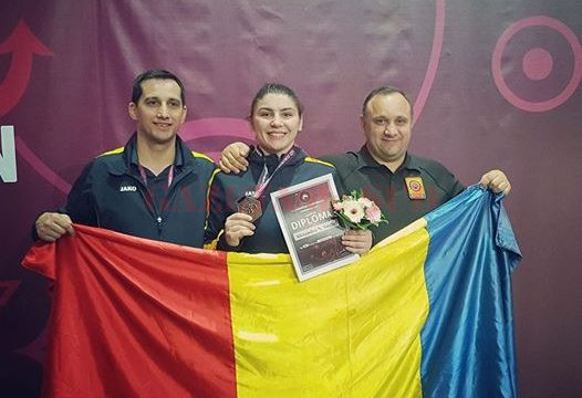 Antrenorii de la clubul CS Universitatea, fraţii Aurel şi Marius Cimpoeru, i-au fost alături Alexandrei în Ungaria