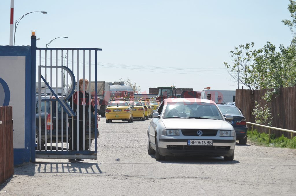 Mulți şoferi care au maşinile înmatriculate în Bulgaria vor să le înmatriculeze în România (Foto: Bogdan Grosu)