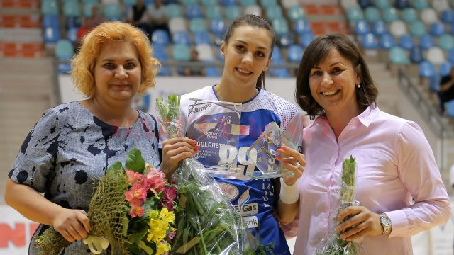 Cristina Zamfir (centru) a primit trofeul pentru titlul de gogheter în Liga Națională de la fosta mare handbalistă Steluța Luca (dreapta). Și din partea clubului SCM a primit un trofeu, de la directoarea Daniela Grădinaru (stânga) (foto: Bogdan Grosu)