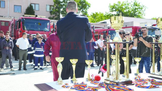 Cadrele ISU Dolj au premiat ieri, cu ocazia Zilei Pompierilor din România, câștigătorii concursurilor profesionale ale serviciilor voluntare şi private pentru situaţii de urgenţă