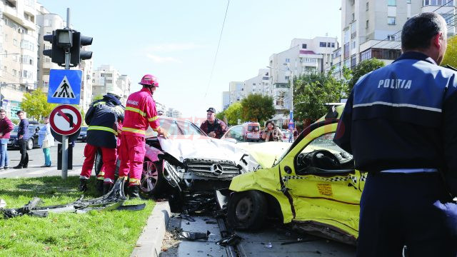 Cei care sună persoane în vârstă suțin că o rudă apropiată a fost implicată într-un accident rutier și are nevoie de o sumă importantă de bani (Foto: arhiva GdS)