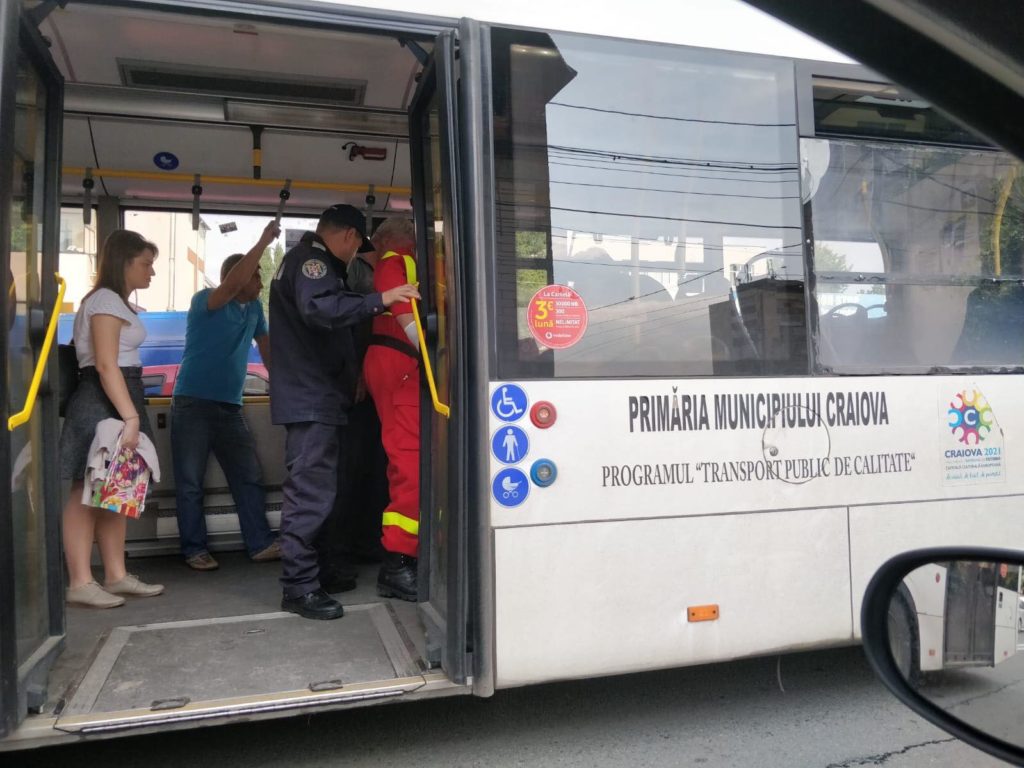 Medicii acordă primul ajutor femeii din autobuz