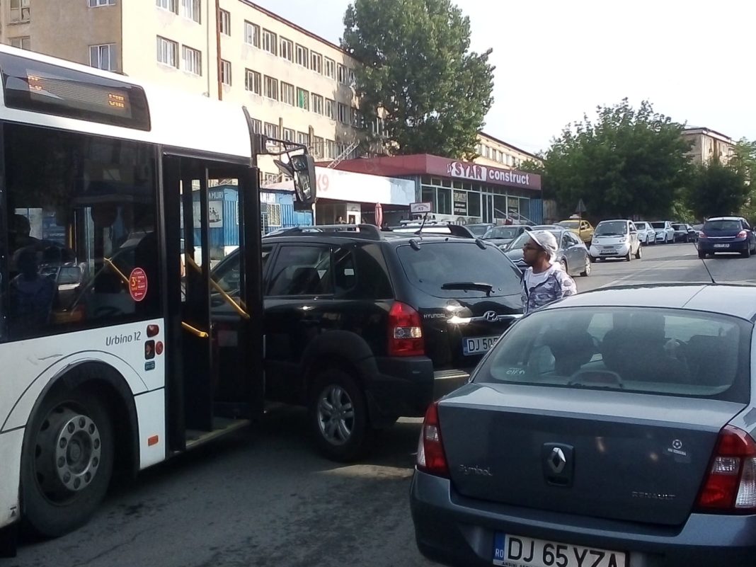 Accident cu un autobuz în cartierul Valea Roşie din Craiova