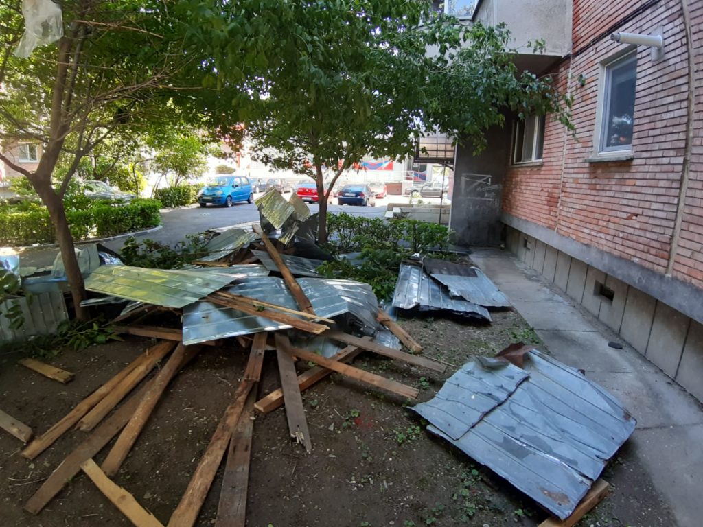 Un bloc de pe Calea Severinului a rămas fără acoperiş