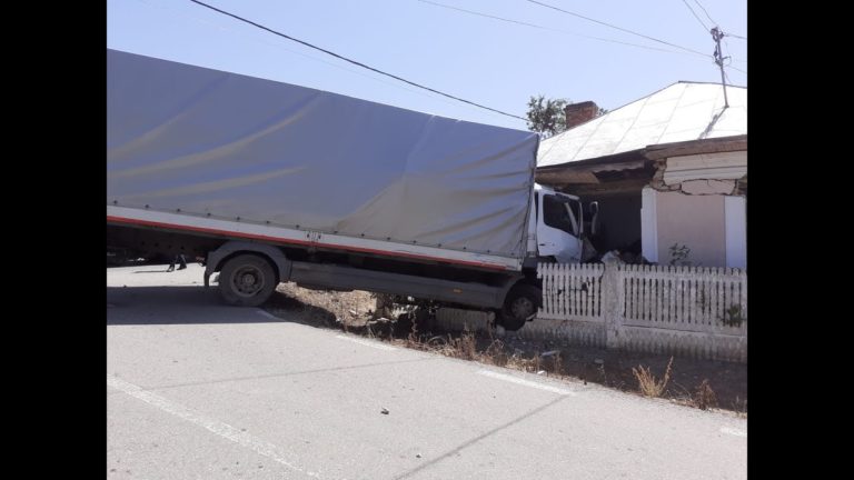 Un tir a intrat într-o casă, la Brădeşti. Şoferul a murit