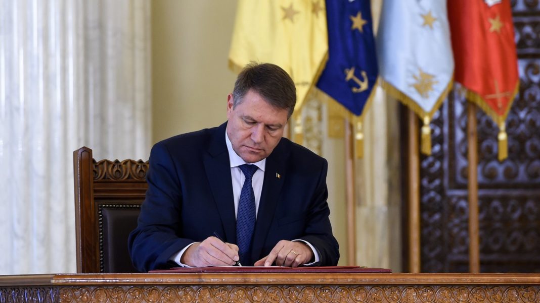 Preşedintele Klaus Iohannis a semnat decretele de eliberare din funcţie a trei judecători