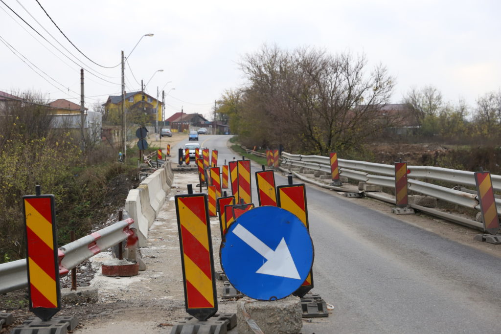 Pe podul de la Malu Mare se circulă alternativ, pe o singură bandă, din august 2016. Constructorul a tergiversat lucrările în fiecare an