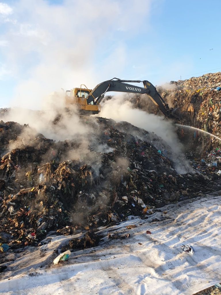  Focul a  cuprins circa 50 de tone de gunoi menajer