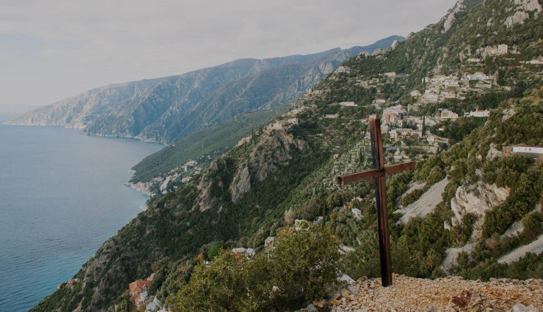 Un tânăr român, găsit mort pe Muntele Athos