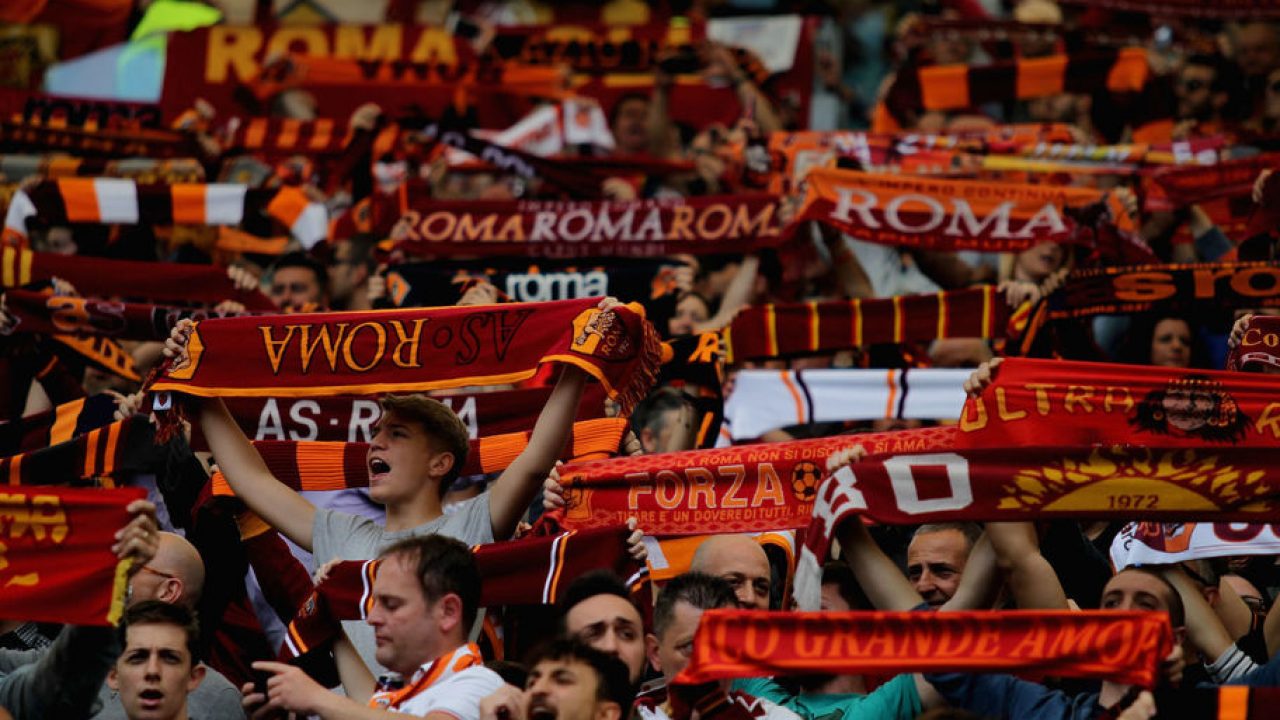 Roma ultras. Фанатская трибуна FC ROMA. Фанаты ФК Лацио. Фото болельщица Ромы.