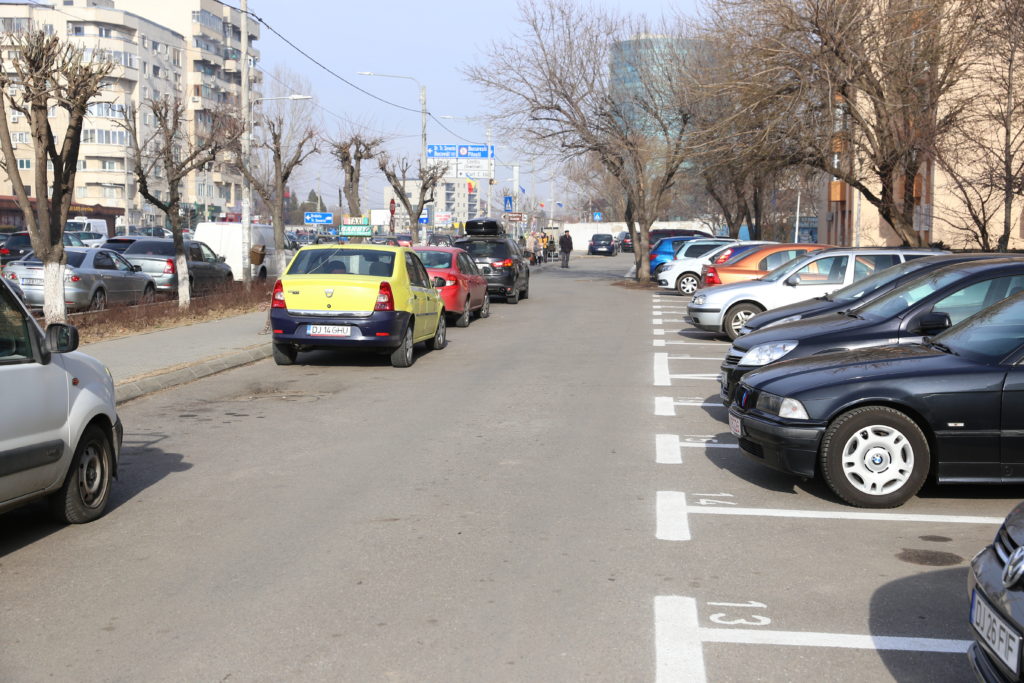 Locurile rezidenţiale de parcare amenajate în zona blocurilor M de pe bulevardul 1 Mai