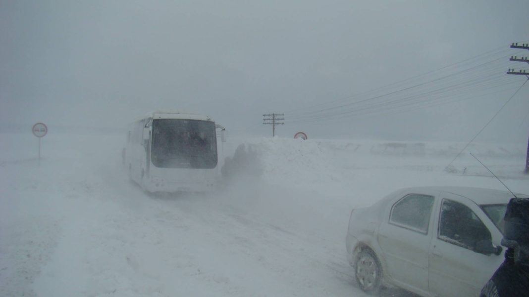 Autobuz blocat în zăpadă pe DJ 546D