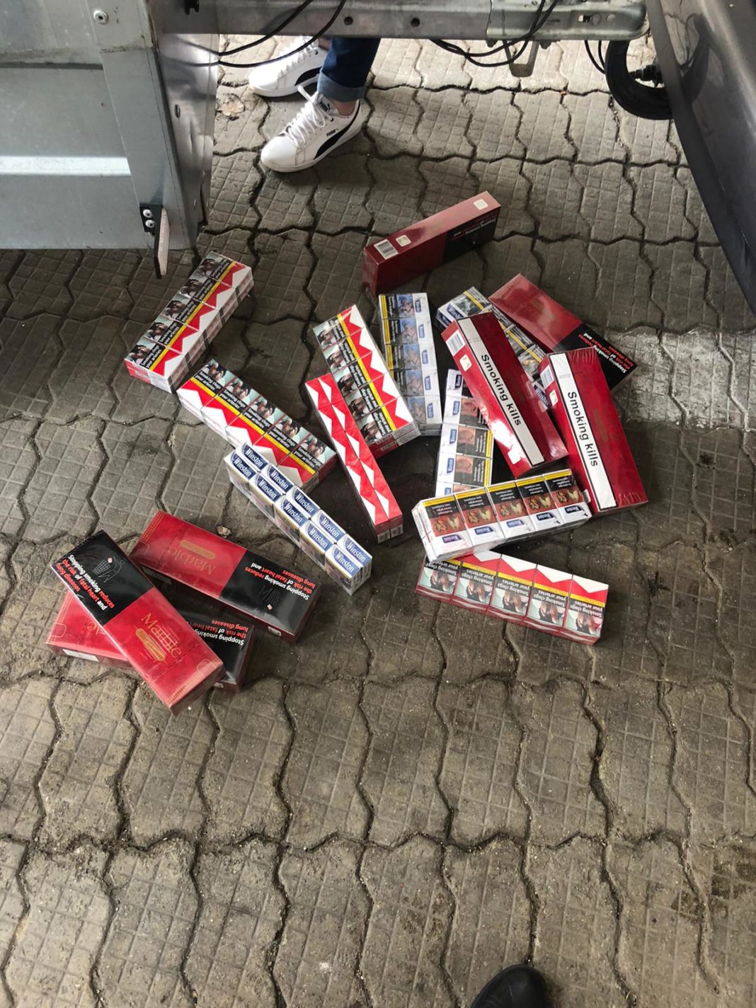 Poliţiştii craioveni cercetează două persoane din municipiu pentru contrabandă cu țigări, după ce au fost găsite în timp ce le vindeau