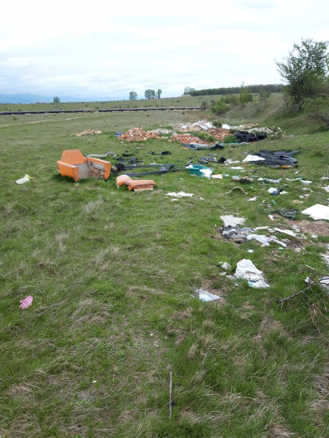 Deșeuri abandonate în zona conductei BRUA