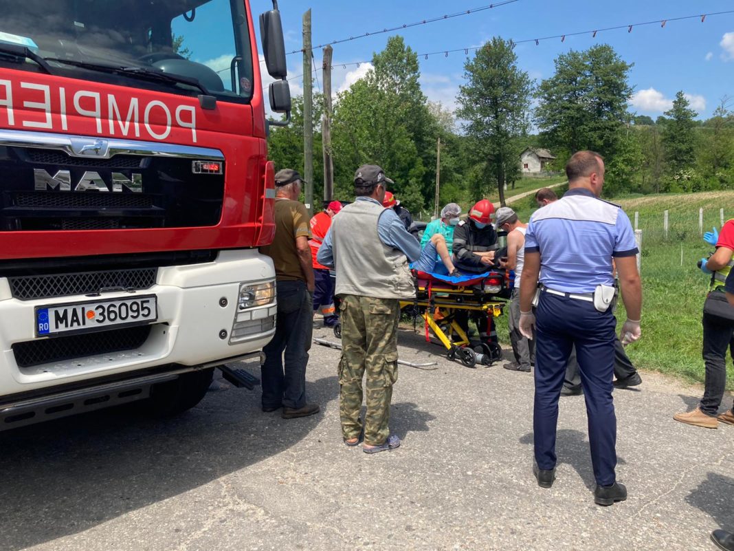 În accidentul de la Stroeşti a fost implicat un singur autoturism. Şoferul a rămas încarcerat