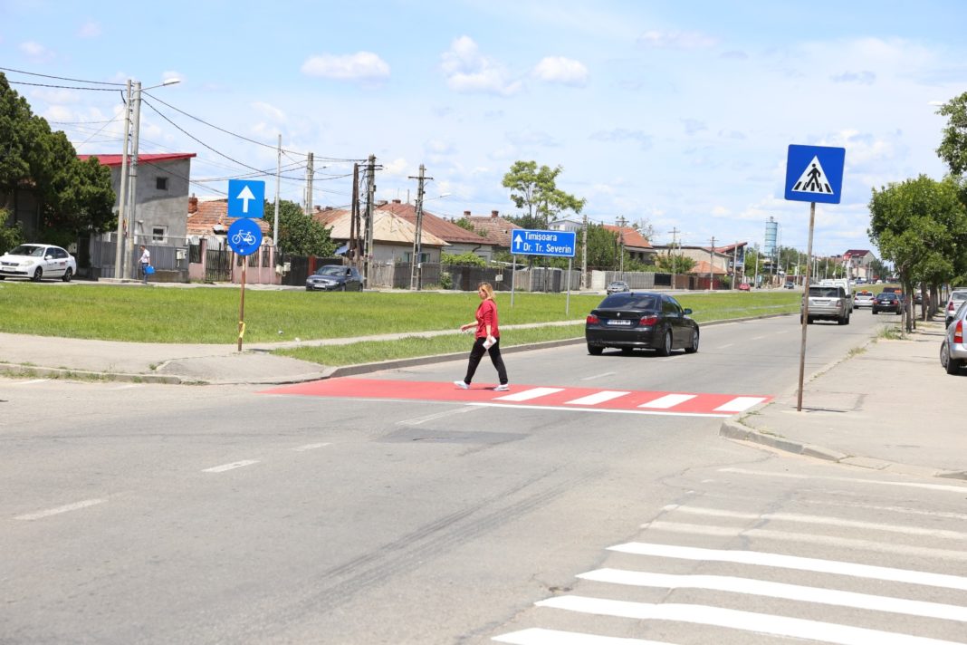 La trecerile de pietoni de pe strada Râului din Craiova au fost aplicate marcaje termoplastice antiderapante pentru a spori vizibilitatea șoferilor și siguranța pietonilor