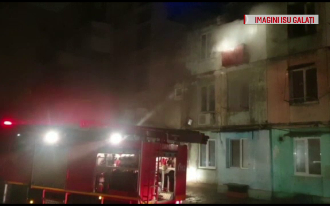 Zeci de persoane au fost evacuate în urma unui incendiu violent care a cuprins un apartament de la parterul unui bloc din Galați