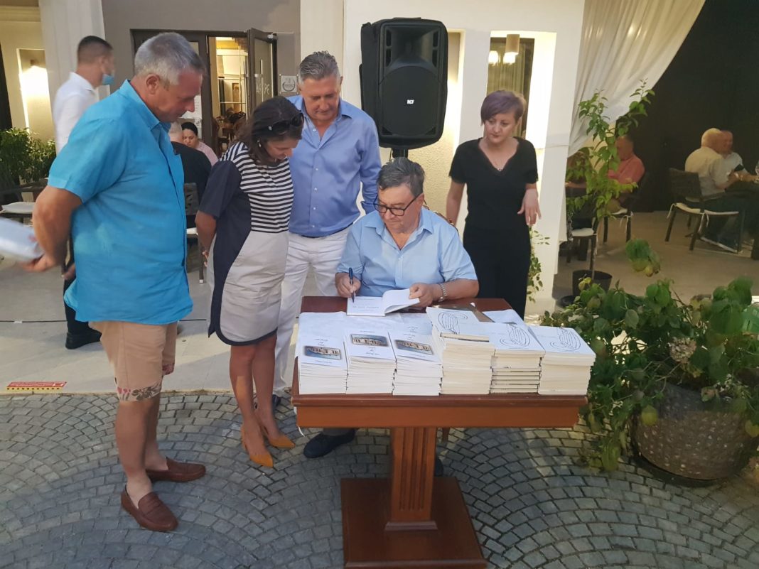 Profesorul Ion Deaconescu a lansat două volume indedite, la Craiova