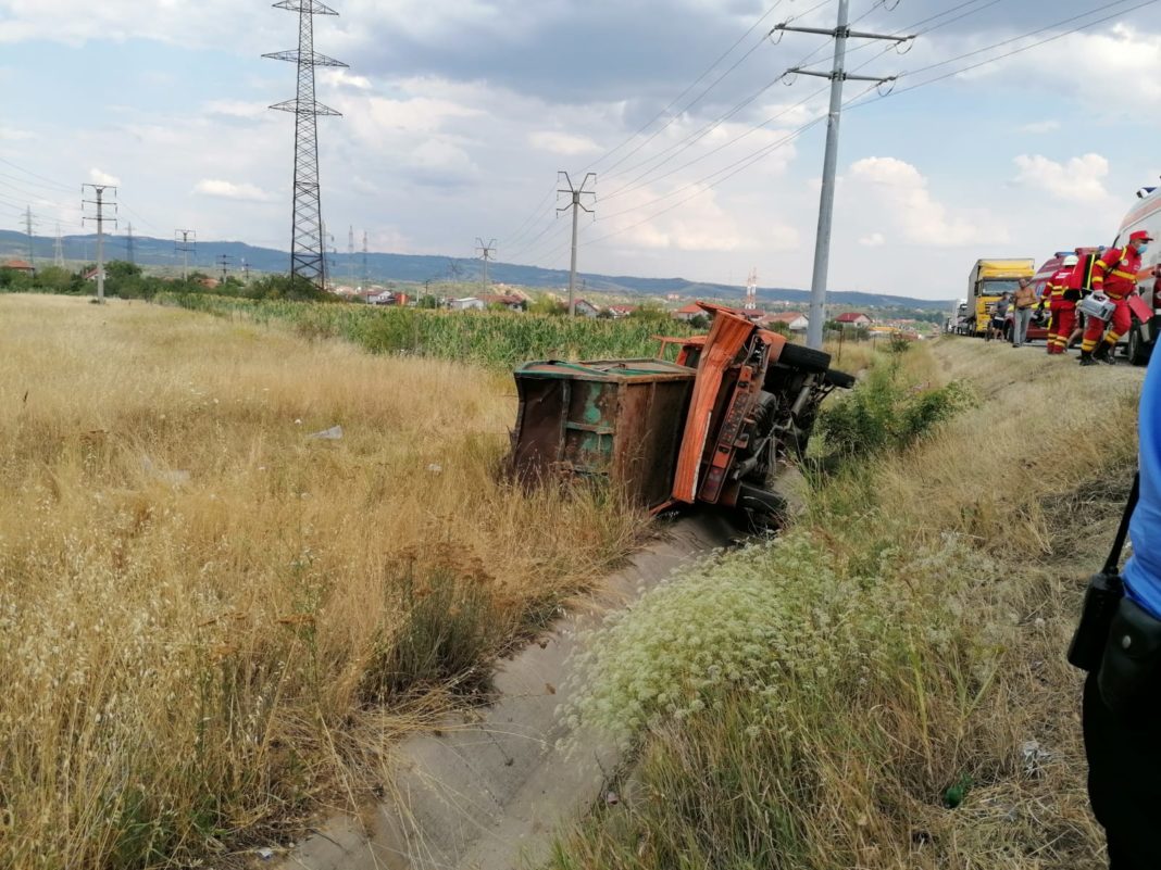 În urma accidentului, în care au fost implicate: o autoutilitară, un autoturism și un autotren, au rezultat trei victime