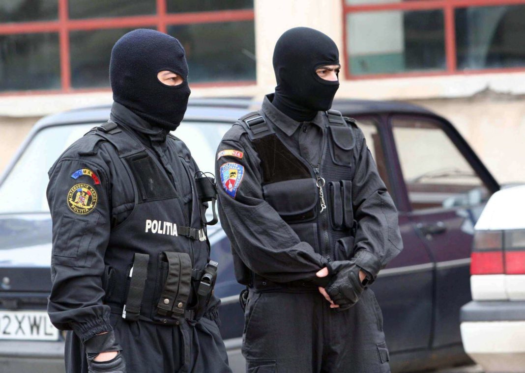 Poliţişti de la Arme Arme, Explozivi şi Substanţe Periculoase fac vineri dimineața 18 percheziţii în judeţele Buzău, Gorj, Sibiu şi Vâlcea