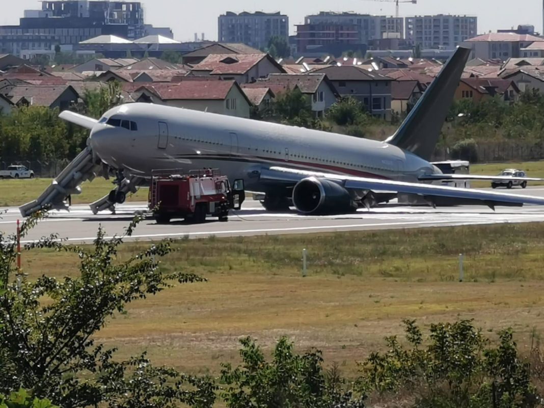 Incident pe Aeroportul Băneasa. Trenul de aterizare al unui avion a cedat