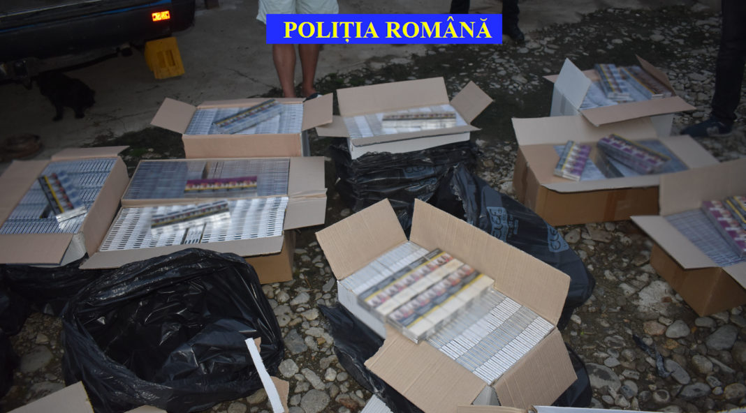 La percheziții au fost descoperite și confiscate peste 200.000 de țigarete de contrabandă diferite mărci și suma de 700 de euro