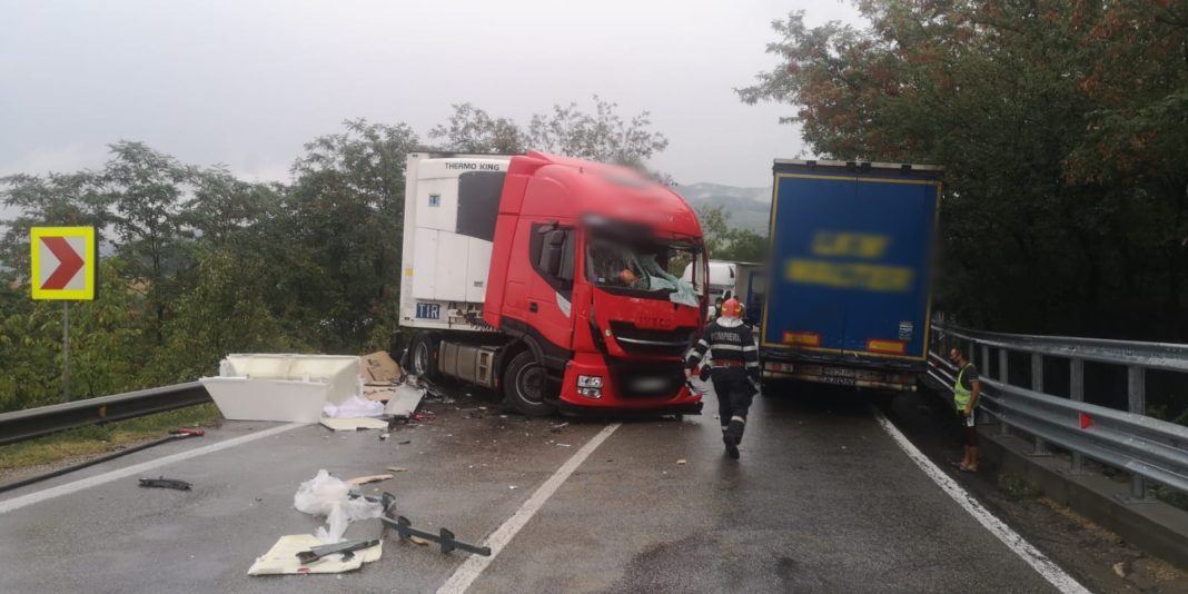 Accident între două autocamioane, la Râmnicu Vâlcea