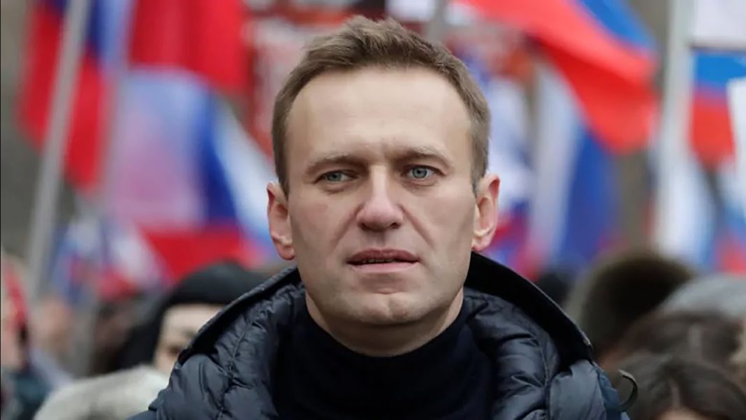 Opozantul rus Aleksei Navalnîi, plasat în detenţie după ce a revenit în Rusia, urmează să fie judecat miercuri pentru defăimarea unui veteran din Al Doilea Război Mondial, delict pasibil de amendă sau închisoare, au anunţat marţi avocaţii săi, informează AFP. Navalnîi a fost arestat duminică la revenirea sa de la Berlin şi a fost încarcerat până cel puţin pe 15 februarie, în cadrul unei proceduri pentru încălcarea controlului judiciar. El a fost plasat în detenţie la Moscova în carantină din cauza pandemiei de coronavirus. Comitetul de anchetă rus a declanşat în iulie o anchetă pentru defăimare împotriva lui Navalnîi, acuzat că a difuzat informaţii 