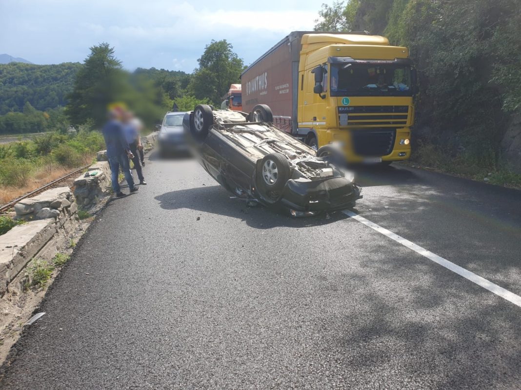 Un conducătorul auto din Făgăraș, pe fondul oboselii, a lovit parapetele din beton și s-a răsturnat pe plafon