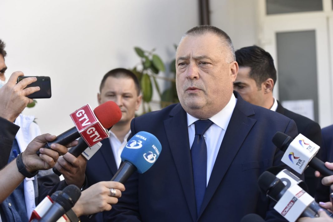 Primarul PSD al municipiului Craiova, Mihail Genoiu, nu a mai putut candida pentru încă un mandat, pentru că a trebuit să-i lase locul Olguţei Vasilescu