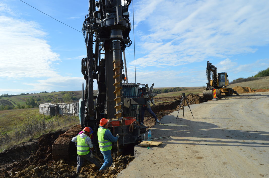 La drumul județean Craiova – Cetate se lucrează în forță. Constructorul este aproape gata cu lucrările de consolidare a drumului în zona dealului Bucovăț.