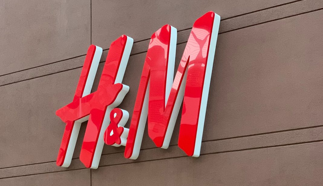 H&M va închide 250 de magazine din cauza pandemiei şi vrea să vândă mai mult online