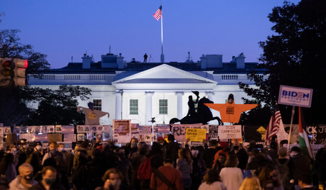 Proteste în marile orașe americane, după ce primele rezultate îl dau pe Trump favorit (sursa foto: thesun)