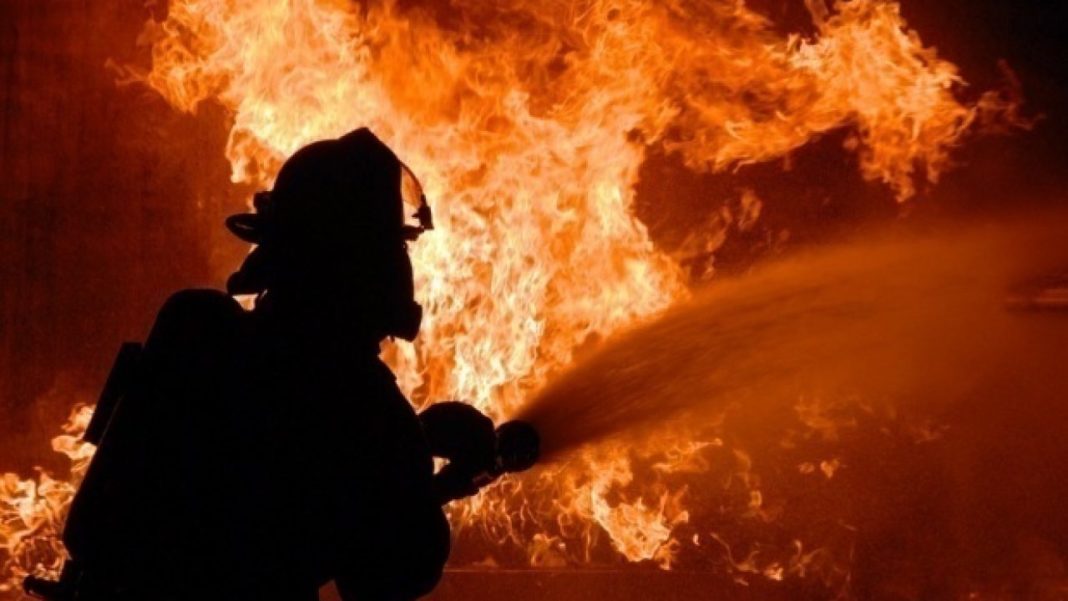 Două persoane au ars de vii într-o casă mistuită de incendiu în Bacău