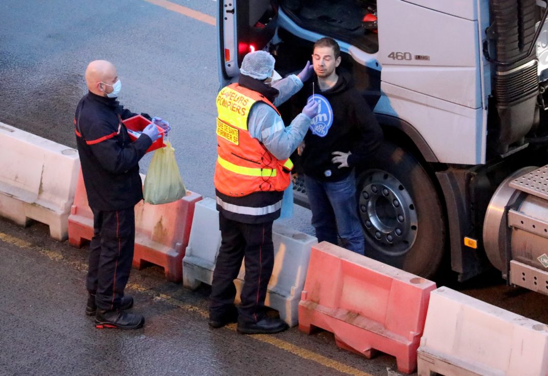 Au fost efectuate peste 10.000 de teste pentru coronavirus în rândul şoferilor de camion şi că numai 24 dintre ele au fost pozitive