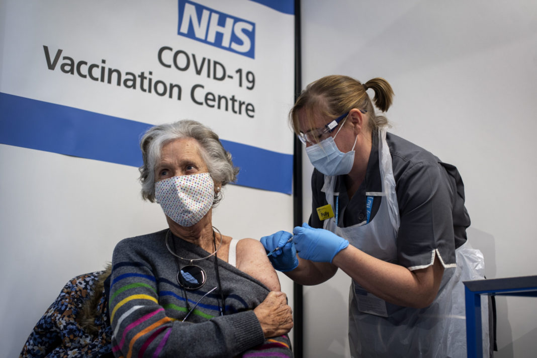 Aproape 140.000 de persoane din Marea Britanie au primit prima doză de vaccin anti-Covid-19 în prima săptămână