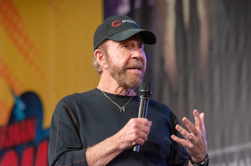 Chuck Norris a dezmințit public că ar fi participat la asaltul de la Capitoliu