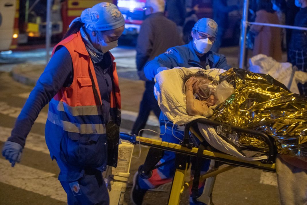 Un mort și 18 răniți în urma unui incendiu la un azil de bătrâni din Spania