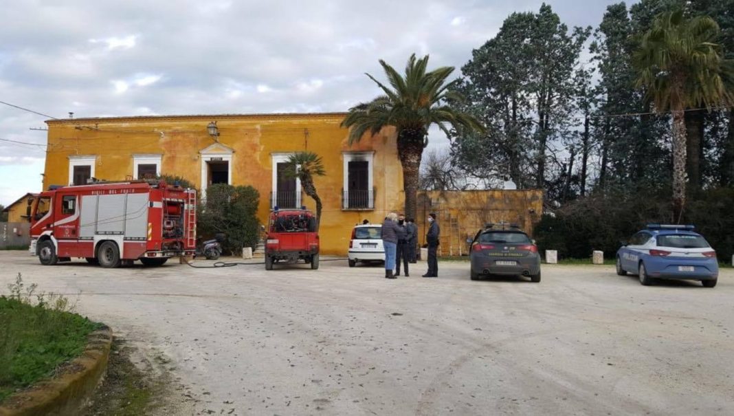 Un român din Italia a incendiat casa în care locuia cu familia, apoi s-a sinucis
