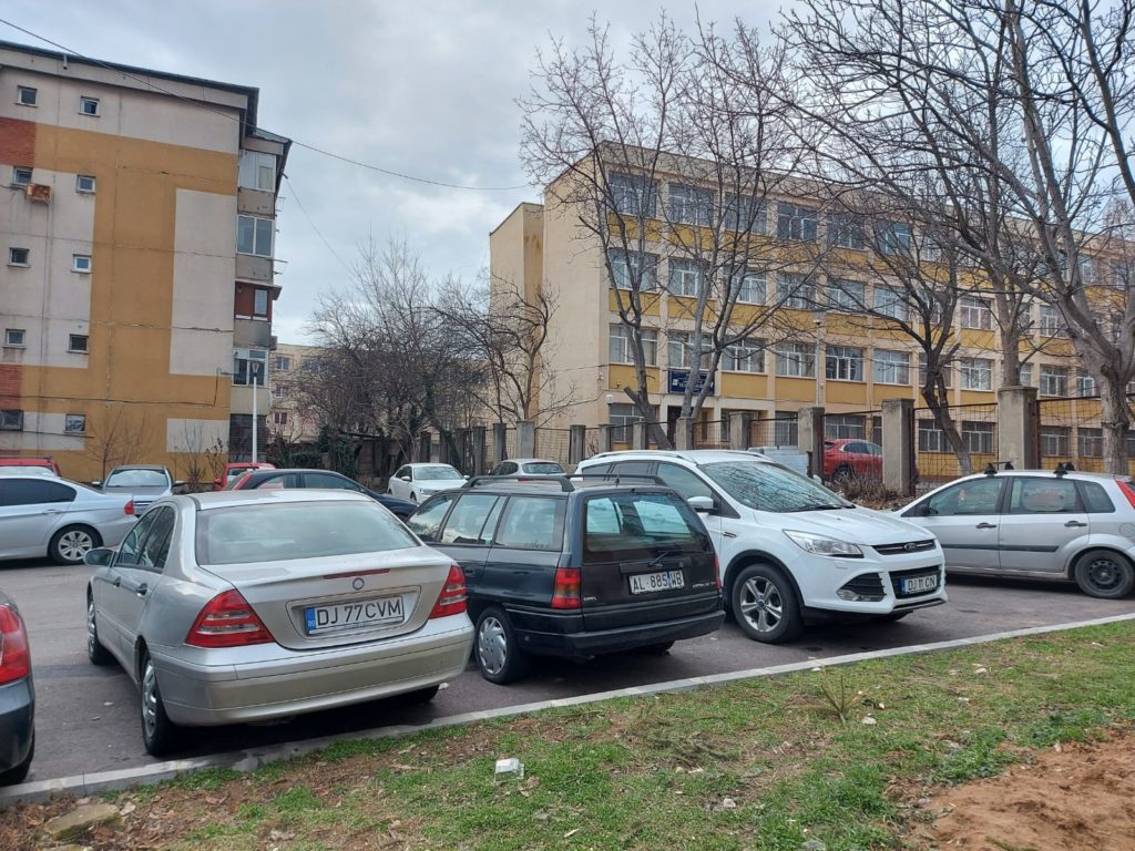 Primăria dă circa 100.000 de euro pe o parcare amenajată tot de ea. Parcarea de pe strada Henri Coandă nr. 52A amenajată în urmă cu zece ani pe care Primăria Craiova ar fi obligată acum să o cumpere