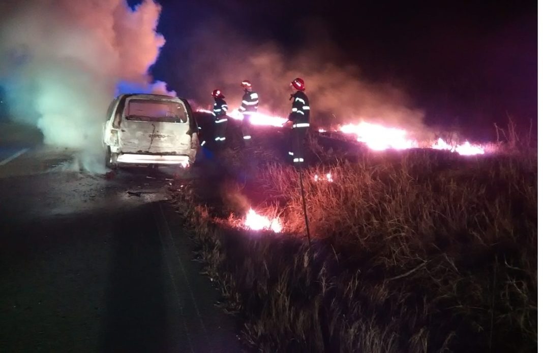 Pompierii doljeni au intervenit aseară pentru localizarea și lichidarea unui incendiu izbucnit la un autoturism de pe raza comunei Ghindeni