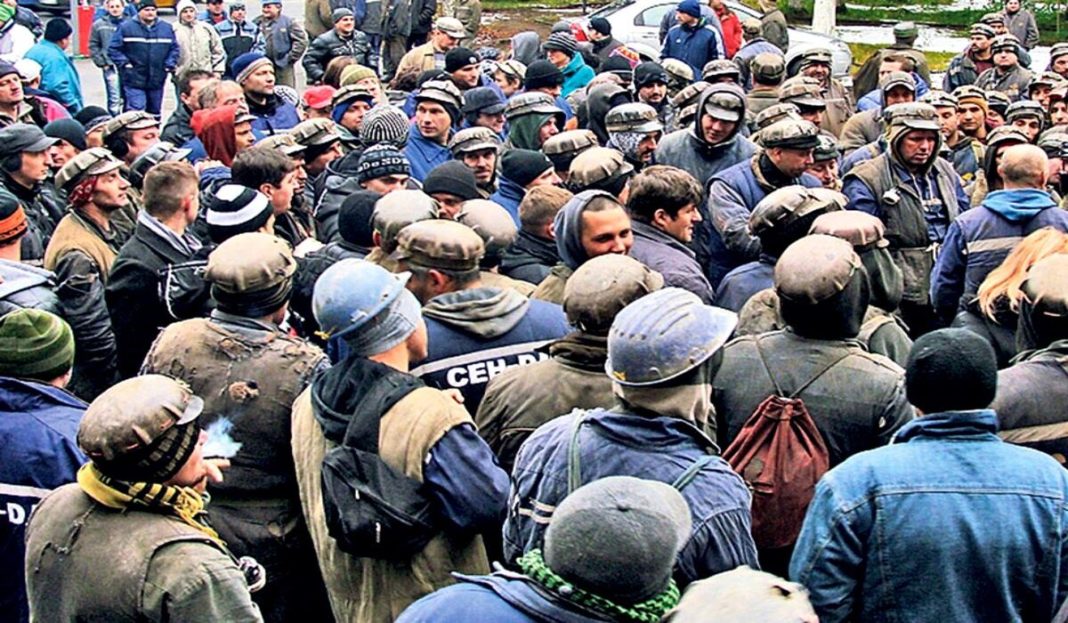 Minerii disponibilizați vor primi bani de la Guvern (sursa foto: libertatea.ro)