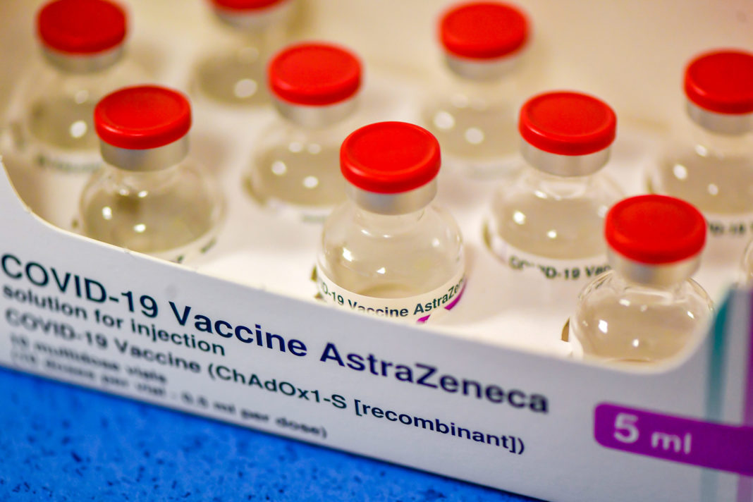 Vaccinul AstraZeneca, administrat doar românilor cu vârste între 18 şi 55 de ani